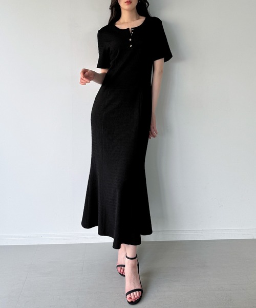 junoah(ジュノア)の「ヘンリーネックストレッチジャガードワンピース(ワンピース・レディース・ブラウン/ブラック/ネイビー・LARGE/MEDIUM/SMALL)」の2枚目の写真