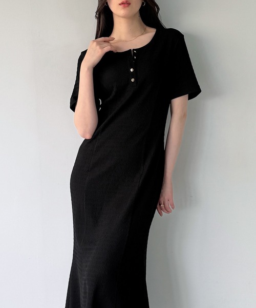 junoah(ジュノア)の「ヘンリーネックストレッチジャガードワンピース(ワンピース・レディース・ブラウン/ブラック/ネイビー・LARGE/MEDIUM/SMALL)」の4枚目の写真