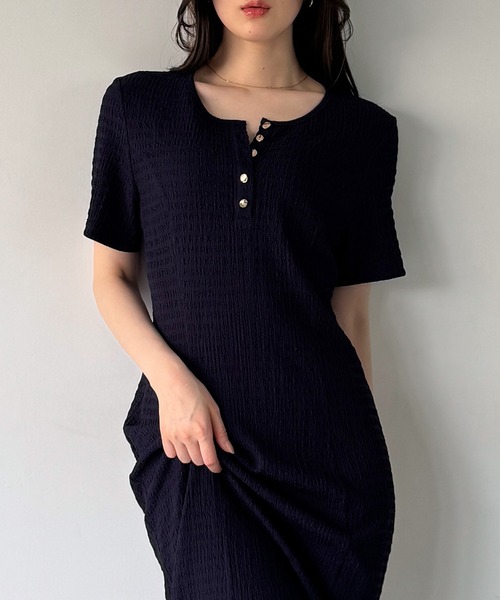 junoah(ジュノア)の「ヘンリーネックストレッチジャガードワンピース(ワンピース・レディース・ブラウン/ブラック/ネイビー・LARGE/MEDIUM/SMALL)」の7枚目の写真