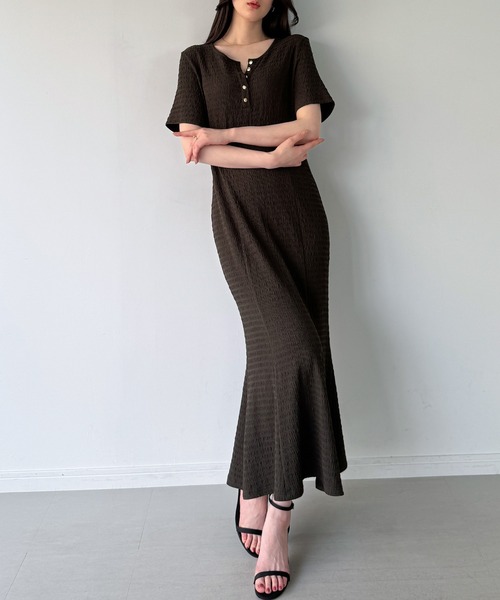 junoah(ジュノア)の「ヘンリーネックストレッチジャガードワンピース(ワンピース・レディース・ブラウン/ブラック/ネイビー・LARGE/MEDIUM/SMALL)」の10枚目の写真