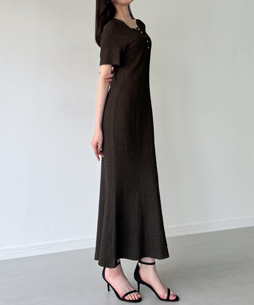 junoah(ジュノア)の「ヘンリーネックストレッチジャガードワンピース(ワンピース・レディース・ブラウン/ブラック/ネイビー・LARGE/MEDIUM/SMALL)」の11枚目の写真