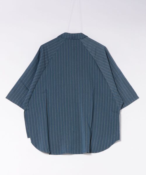 revertical(リバーティカル)の「ストライプ ルーズシルエット ハーフスリーブジップシャツ(シャツ/ブラウス・メンズ・チャコールグレー/ブルー/ベージュ・MEDIUM/LARGE)」の4枚目の写真