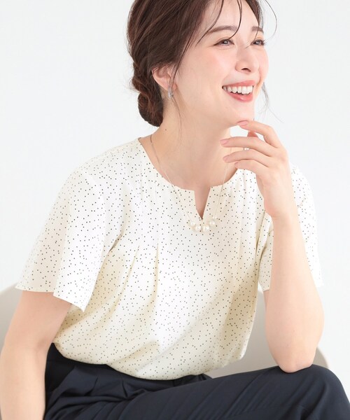SHOO・LA・RUE(シューラルー)の「【ひんやり/UV/セットアップ可】洗濯後しわになりにくい スキッパーブラウス(シャツ/ブラウス・レディース・オフホワイト/ネイビー系5/ホワイト系8・01/02/03/04)」の2枚目の写真