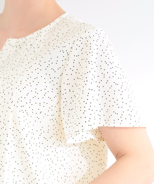 SHOO・LA・RUE(シューラルー)の「【ひんやり/UV/セットアップ可】洗濯後しわになりにくい スキッパーブラウス(シャツ/ブラウス・レディース・オフホワイト/ネイビー系5/ホワイト系8・01/02/03/04)」の9枚目の写真
