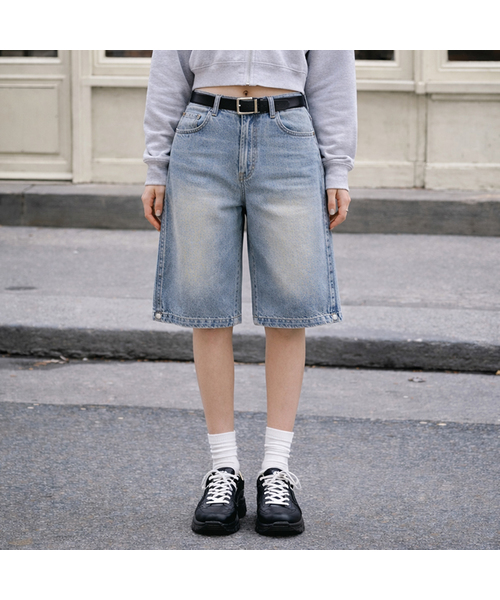 BBAEBBAE(ペッペ)の「サイド切り替えスナップバミューダハーフデニムショートパンツ2カラー(その他パンツ・レディース・ブラック/ブルー・SMALL/MEDIUM/LARGE/X-LARGE)」の2枚目の写真