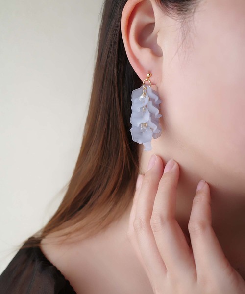 CERCA（チェルカ）の「jolie minette/藤モチーフ シアーフラワーピアス/アレルギー対応（ピアス（両耳用）・レディース・ホワイト/グレイッシュブルー・FREE）」の2枚目の写真