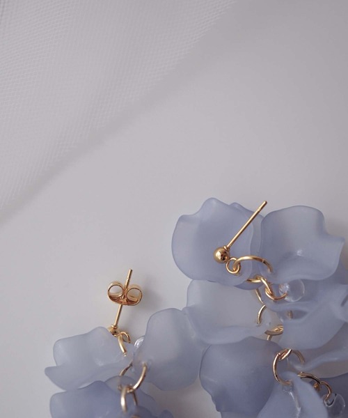 CERCA（チェルカ）の「jolie minette/藤モチーフ シアーフラワーピアス/アレルギー対応（ピアス（両耳用）・レディース・ホワイト/グレイッシュブルー・FREE）」の12枚目の写真