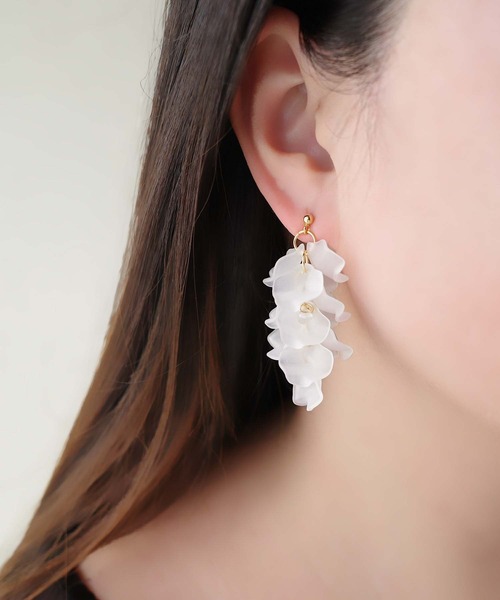 CERCA（チェルカ）の「jolie minette/藤モチーフ シアーフラワーピアス/アレルギー対応（ピアス（両耳用）・レディース・ホワイト/グレイッシュブルー・FREE）」の4枚目の写真