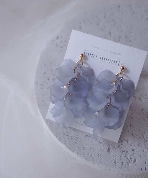 CERCA（チェルカ）の「jolie minette/藤モチーフ シアーフラワーピアス/アレルギー対応（ピアス（両耳用）・レディース・ホワイト/グレイッシュブルー・FREE）」の5枚目の写真