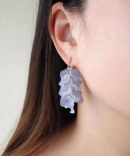 CERCA（チェルカ）の「jolie minette/藤モチーフ シアーフラワーピアス/アレルギー対応（ピアス（両耳用）・レディース・ホワイト/グレイッシュブルー・FREE）」の6枚目の写真