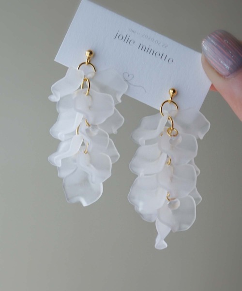CERCA（チェルカ）の「jolie minette/藤モチーフ シアーフラワーピアス/アレルギー対応（ピアス（両耳用）・レディース・ホワイト/グレイッシュブルー・FREE）」の7枚目の写真