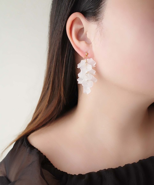 CERCA（チェルカ）の「jolie minette/藤モチーフ シアーフラワーピアス/アレルギー対応（ピアス（両耳用）・レディース・ホワイト/グレイッシュブルー・FREE）」の8枚目の写真