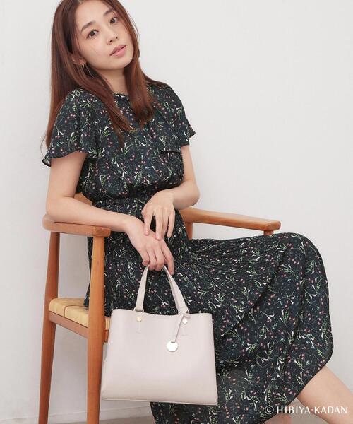 index（インデックス）の「◆【日比谷花壇コラボ】ラッフルタイプリーツワンピース【防シワ/洗濯機OK】（ワンピース・レディース・ベージュ系その他4/ブルー系5/ネイビー系・38/36/40/42）」の2枚目の写真