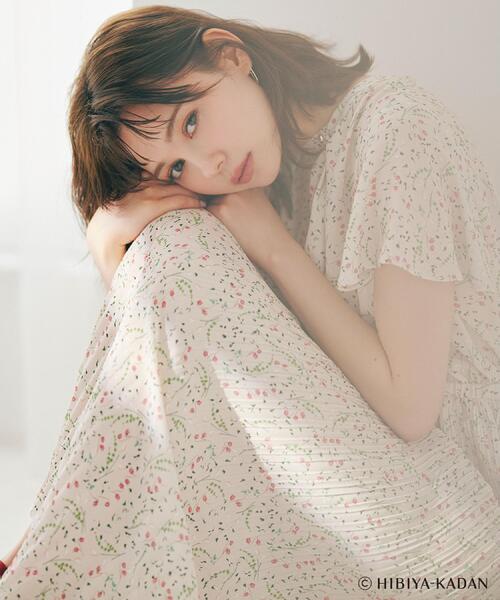 index（インデックス）の「◆【日比谷花壇コラボ】ラッフルタイプリーツワンピース【防シワ/洗濯機OK】（ワンピース・レディース・ベージュ系その他4/ブルー系5/ネイビー系・38/36/40/42）」の6枚目の写真