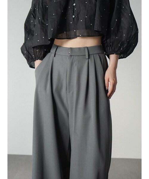 FIKA.(フィーカ)の「2 tucked wide pants(スラックス・レディース・チャコール/ブラック/グレー・MEDIUM/SMALL)」の4枚目の写真
