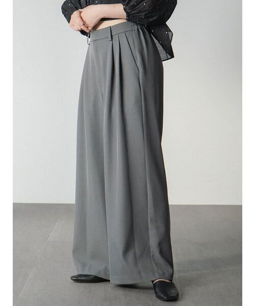 FIKA.(フィーカ)の「2 tucked wide pants(スラックス・レディース・チャコール/ブラック/グレー・MEDIUM/SMALL)」の5枚目の写真