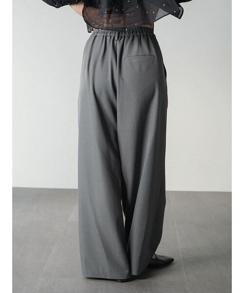 FIKA.(フィーカ)の「2 tucked wide pants(スラックス・レディース・チャコール/ブラック/グレー・MEDIUM/SMALL)」の6枚目の写真