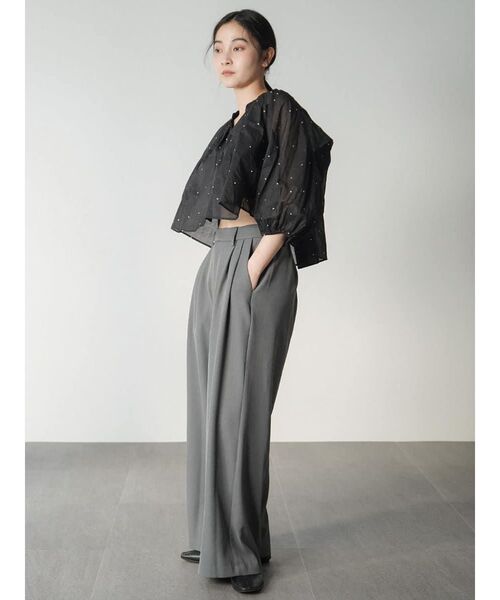 FIKA.(フィーカ)の「2 tucked wide pants(スラックス・レディース・チャコール/ブラック/グレー・MEDIUM/SMALL)」の8枚目の写真