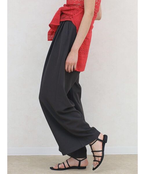 FIKA.(フィーカ)の「2 tucked wide pants(スラックス・レディース・チャコール/ブラック/グレー・MEDIUM/SMALL)」の15枚目の写真