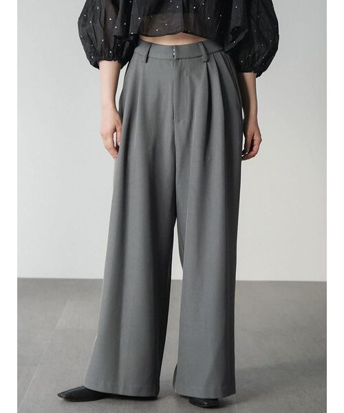 FIKA.(フィーカ)の「2 tucked wide pants(スラックス・レディース・チャコール/ブラック/グレー・MEDIUM/SMALL)」の2枚目の写真