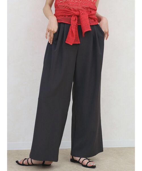 FIKA.(フィーカ)の「2 tucked wide pants(スラックス・レディース・チャコール/ブラック/グレー・MEDIUM/SMALL)」の3枚目の写真
