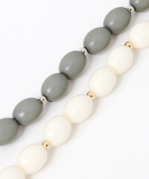 LEPSIM（レプシィム）の「樹脂ボールネックレス　672193（ネックレス・レディース・アイボリー/グレー・ONE SIZE）」の5枚目の写真