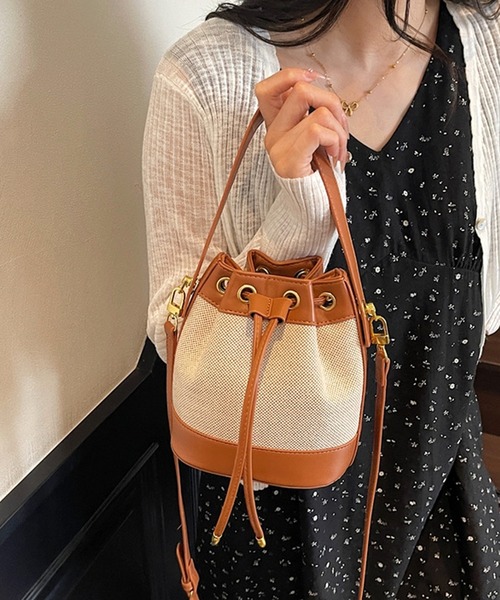 by LEGNA(バイレグナ)の「2way巾着ショルダーバッグ(ショルダーバッグ・レディース・ブラック/シャンパン/レッド/キャメル/ブラウン・FREE)」の4枚目の写真