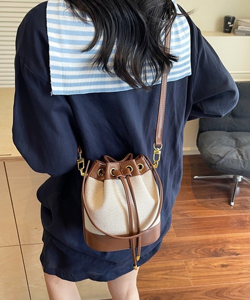 by LEGNA(バイレグナ)の「2way巾着ショルダーバッグ(ショルダーバッグ・レディース・ブラック/シャンパン/レッド/キャメル/ブラウン・FREE)」の3枚目の写真