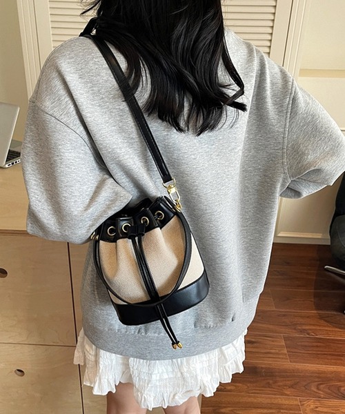 by LEGNA(バイレグナ)の「2way巾着ショルダーバッグ(ショルダーバッグ・レディース・ブラック/シャンパン/レッド/キャメル/ブラウン・FREE)」の2枚目の写真
