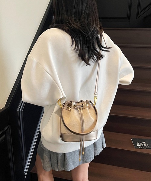 by LEGNA(バイレグナ)の「2way巾着ショルダーバッグ(ショルダーバッグ・レディース・ブラック/シャンパン/レッド/キャメル/ブラウン・FREE)」の7枚目の写真
