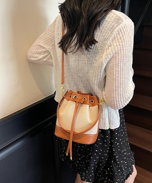 by LEGNA(バイレグナ)の「2way巾着ショルダーバッグ(ショルダーバッグ・レディース・ブラック/シャンパン/レッド/キャメル/ブラウン・FREE)」の17枚目の写真