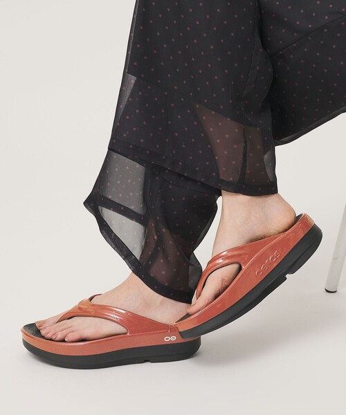 OOFOS(ウーフォス)の「<OOFOS>OOmega LUXE サンダル(サンダル・レディース・その他1/ダークオレンジ・6/8/7)」の1枚目の写真