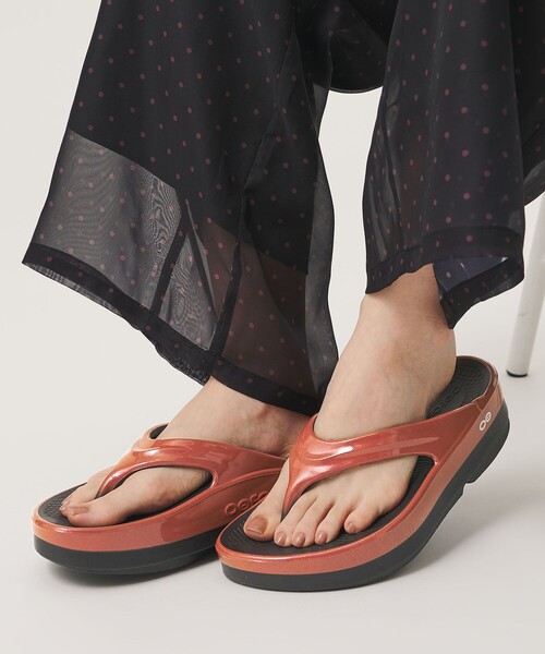 OOFOS(ウーフォス)の「<OOFOS>OOmega LUXE サンダル(サンダル・レディース・その他1/ダークオレンジ・6/8/7)」の3枚目の写真