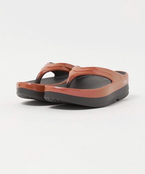 OOFOS(ウーフォス)の「<OOFOS>OOmega LUXE サンダル(サンダル・レディース・その他1/ダークオレンジ・6/8/7)」の6枚目の写真