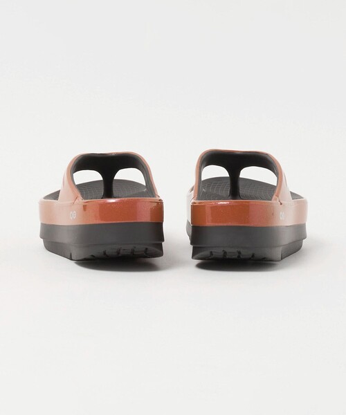 OOFOS(ウーフォス)の「<OOFOS>OOmega LUXE サンダル(サンダル・レディース・その他1/ダークオレンジ・6/8/7)」の9枚目の写真
