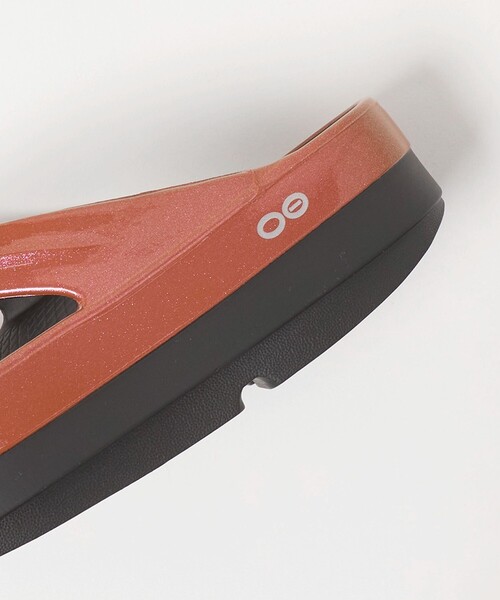 OOFOS(ウーフォス)の「<OOFOS>OOmega LUXE サンダル(サンダル・レディース・その他1/ダークオレンジ・6/8/7)」の13枚目の写真