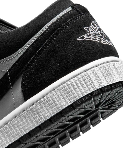 JORDAN BRAND(ジョーダンブランド)の「エア ジョーダン 1 LOW メンズシューズ / Air Jordan 1 Low Men's Shoes 553558-048 Black(スニーカー・メンズ・ブラック・29/28.5/26.5/28/27.5/27/29.5/25/25.5/26/30)」の11枚目の写真