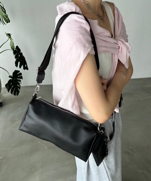 DouDou(ドゥドゥ)の「【WEB限定】ポーチチャーム付横長ショルダー(ショルダーバッグ・レディース・ブラック/ベージュ系その他/ブラウン・FREE)」の2枚目の写真