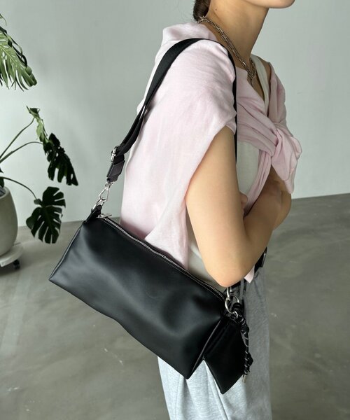 DouDou(ドゥドゥ)の「【WEB限定】ポーチチャーム付横長ショルダー(ショルダーバッグ・レディース・ブラック/ベージュ系その他/ブラウン・FREE)」の5枚目の写真
