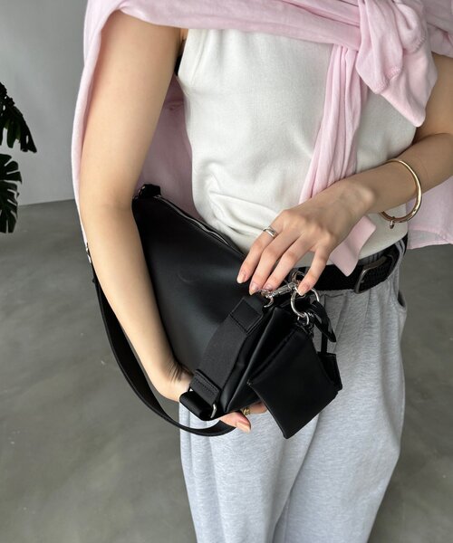 DouDou(ドゥドゥ)の「【WEB限定】ポーチチャーム付横長ショルダー(ショルダーバッグ・レディース・ブラック/ベージュ系その他/ブラウン・FREE)」の7枚目の写真