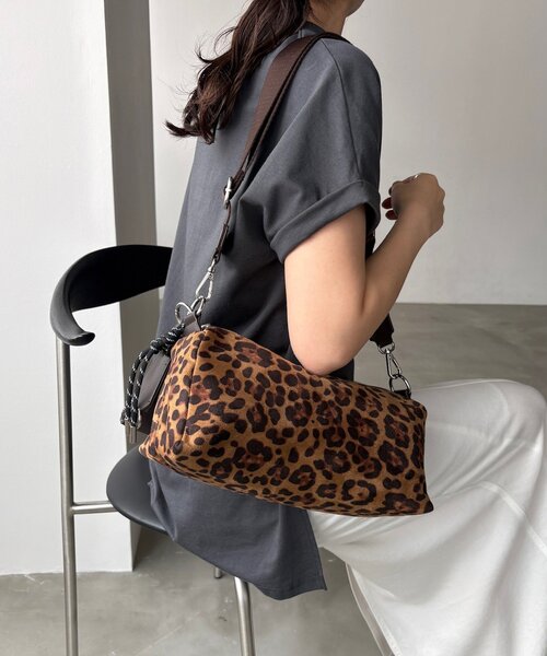 DouDou(ドゥドゥ)の「【WEB限定】ポーチチャーム付横長ショルダー(ショルダーバッグ・レディース・ブラック/ベージュ系その他/ブラウン・FREE)」の17枚目の写真