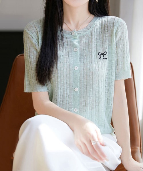 &soiree(アンドソワレ)の「リボン刺繍ケーブルニットシアー半袖カーディガン(カーディガン/ボレロ・レディース・ピンク/ブラック/グレー/オフホワイト/サックスブルー・X-LARGE/LARGE/MEDIUM/SMALL)」の4枚目の写真