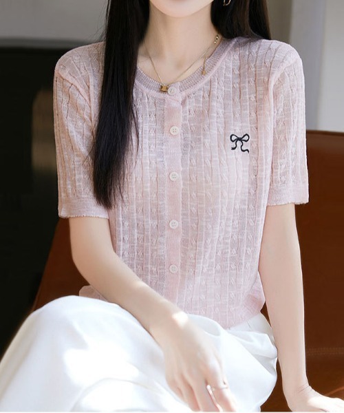 &soiree(アンドソワレ)の「リボン刺繍ケーブルニットシアー半袖カーディガン(カーディガン/ボレロ・レディース・ピンク/ブラック/グレー/オフホワイト/サックスブルー・X-LARGE/LARGE/MEDIUM/SMALL)」の5枚目の写真