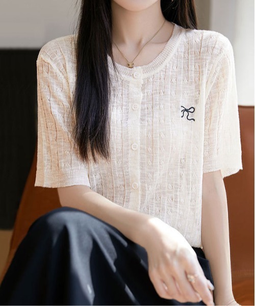 &soiree(アンドソワレ)の「リボン刺繍ケーブルニットシアー半袖カーディガン(カーディガン/ボレロ・レディース・ピンク/ブラック/グレー/オフホワイト/サックスブルー・X-LARGE/LARGE/MEDIUM/SMALL)」の6枚目の写真