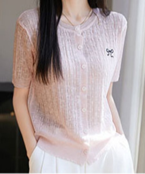 &soiree(アンドソワレ)の「リボン刺繍ケーブルニットシアー半袖カーディガン(カーディガン/ボレロ・レディース・ピンク/ブラック/グレー/オフホワイト/サックスブルー・X-LARGE/LARGE/MEDIUM/SMALL)」の11枚目の写真