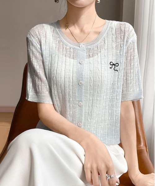 &soiree(アンドソワレ)の「リボン刺繍ケーブルニットシアー半袖カーディガン(カーディガン/ボレロ・レディース・ピンク/ブラック/グレー/オフホワイト/サックスブルー・X-LARGE/LARGE/MEDIUM/SMALL)」の9枚目の写真
