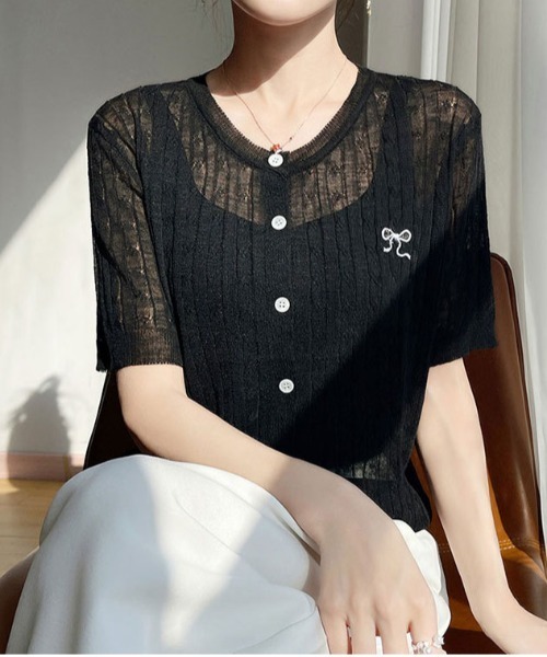 &soiree(アンドソワレ)の「リボン刺繍ケーブルニットシアー半袖カーディガン(カーディガン/ボレロ・レディース・ピンク/ブラック/グレー/オフホワイト/サックスブルー・X-LARGE/LARGE/MEDIUM/SMALL)」の7枚目の写真