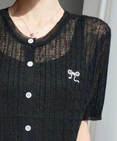 &soiree(アンドソワレ)の「リボン刺繍ケーブルニットシアー半袖カーディガン(カーディガン/ボレロ・レディース・ピンク/ブラック/グレー/オフホワイト/サックスブルー・X-LARGE/LARGE/MEDIUM/SMALL)」の8枚目の写真