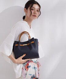 【軽量／2WAY／通勤対応】フロントベルトデザインミドルトートバッグ