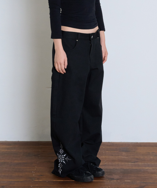 ITZAVIBE(イッザバイブ)の「LOW-RISE FLOWER EMBROIDERY PANTS(その他パンツ・レディース・その他・MEDIUM/LARGE)」の3枚目の写真